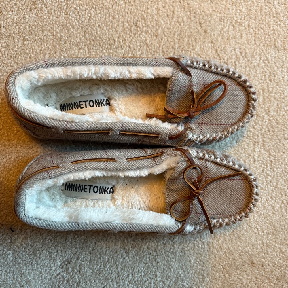 Minnetonka Women's Cream and Brown Moccasins